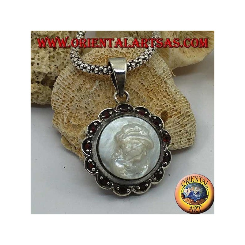 Colgante de plata con camafeo en nácar rodeado de plata y flor de granate
