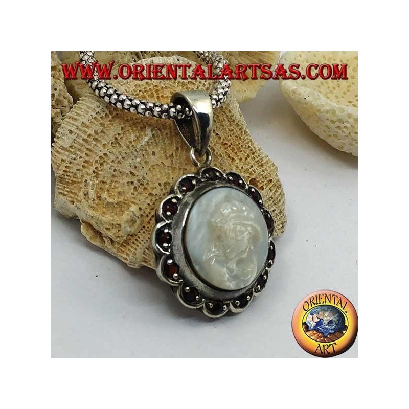 Ciondolo in argento cammeo su madreperla contornato da fiore in argento e granato