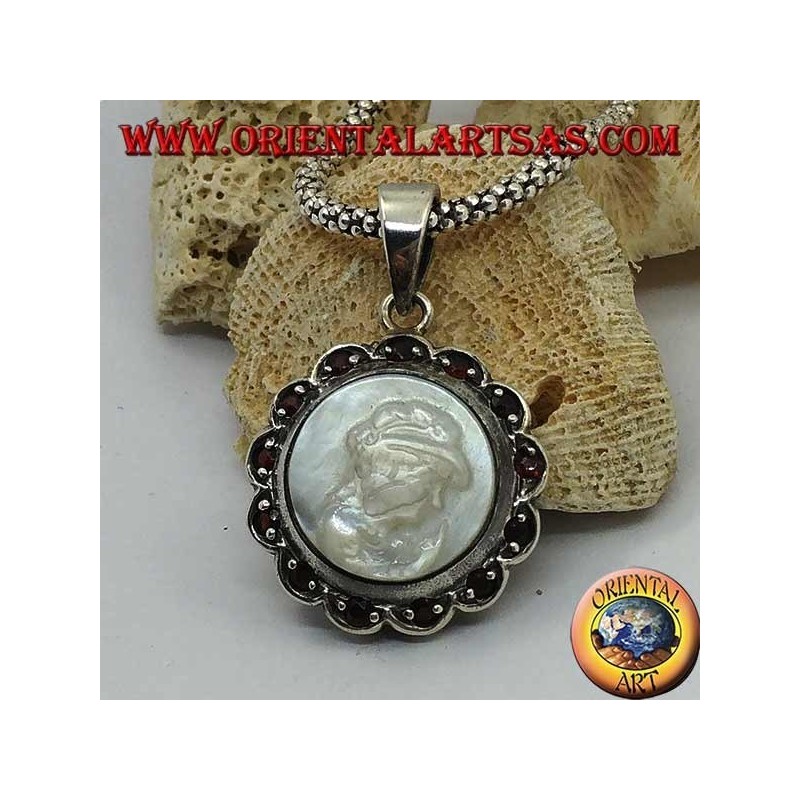 Pendentif camée en argent sur nacre entouré de fleur en argent et grenat
