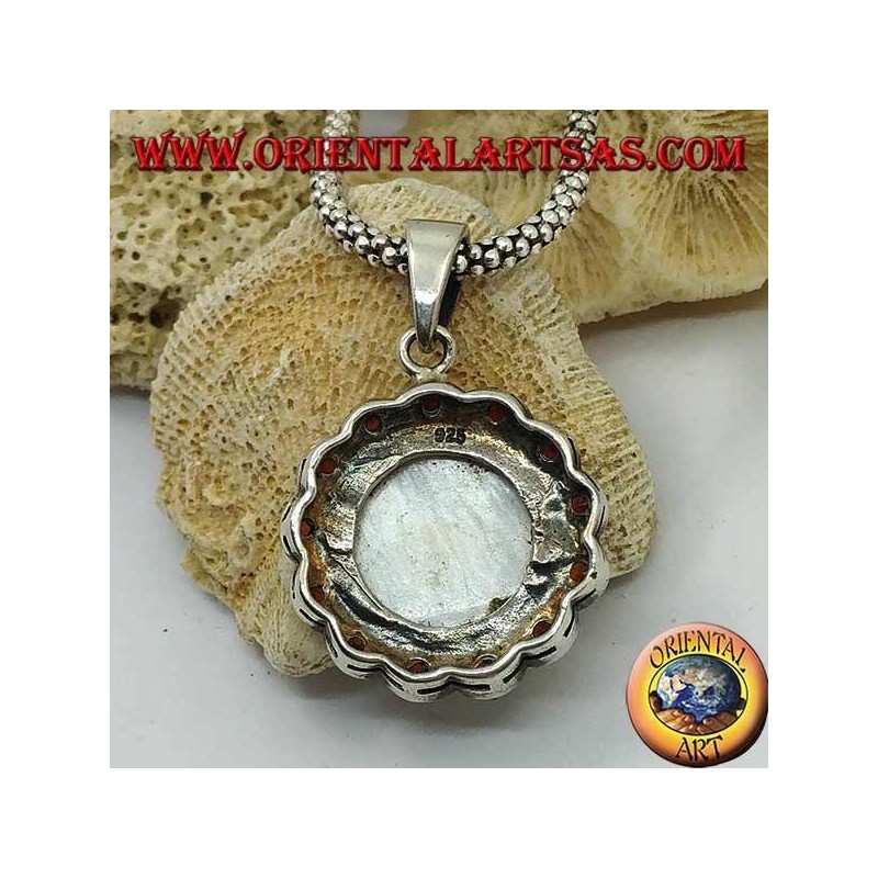 Silberner Cameo-Anhänger auf Perlmutt, umgeben von Silber- und Granatblüten