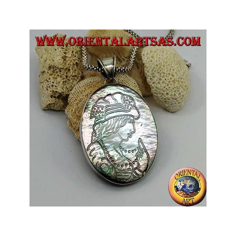 Colgante camafeo de plata sobre gran madre de perla ovalada (abulón)