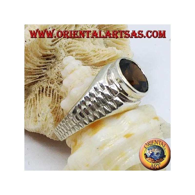 Anillo de plata con topacio ahumado ovalado y decoración de eslabones de reloj