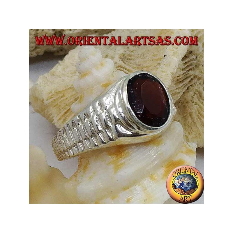 Bague en argent avec grenat ovale et décoration de lien d'horloge