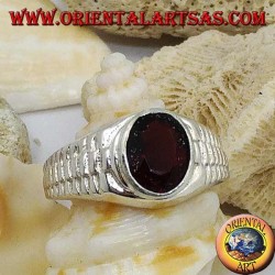 Anillo de plata con granate ovalado y decoración de eslabones de reloj.