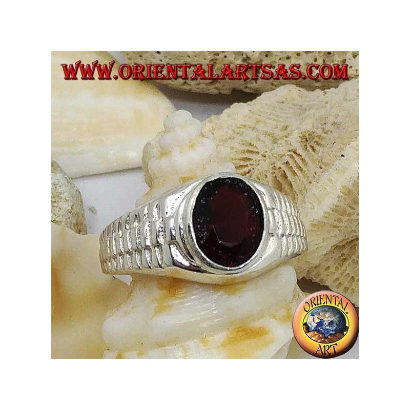 Anillo de plata con granate ovalado y decoración de eslabones de reloj.