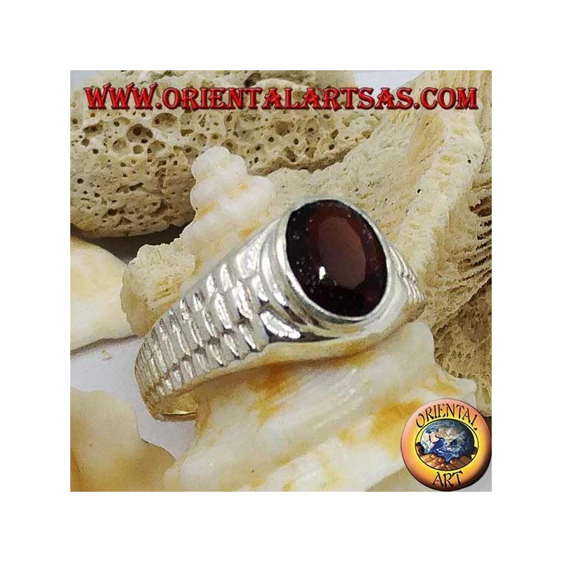 Silberring mit ovalem Granat und Glockendekor