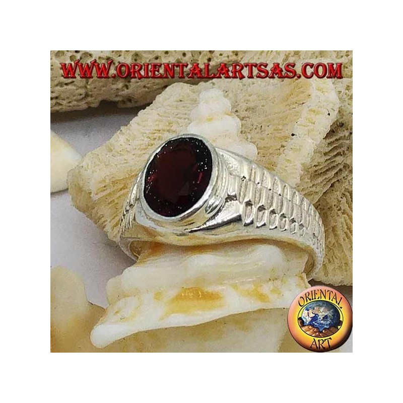 Bague en argent avec grenat ovale et décoration de lien d'horloge