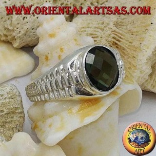 Anillo de plata con circonita verde ovalada y decoracion de eslabones de reloj