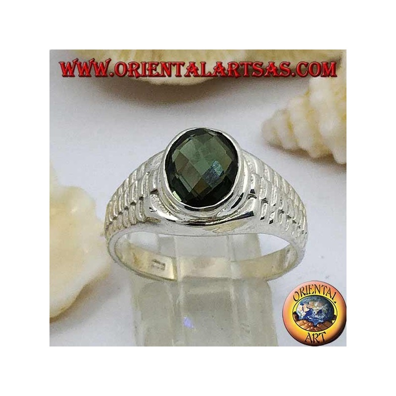 Anillo de plata con circonita verde ovalada y decoracion de eslabones de reloj