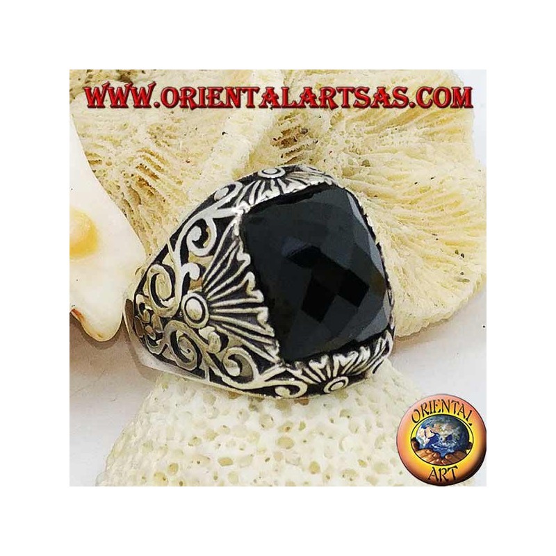Bague en argent avec onyx rectangulaire à facettes et décorations ajourées