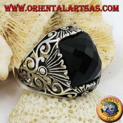 Bague en argent avec onyx rectangulaire à facettes et décorations ajourées