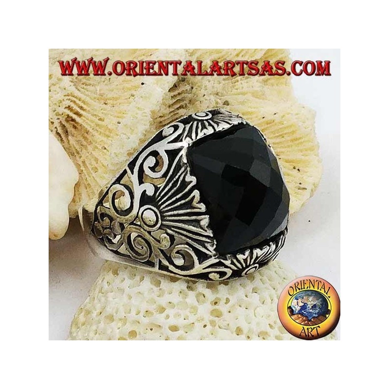 Anello in argento con onice rettangolare sfaccettata  e decorazioni traforate
