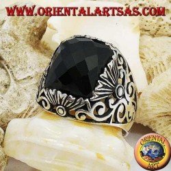 Bague en argent avec onyx rectangulaire à facettes et décorations ajourées