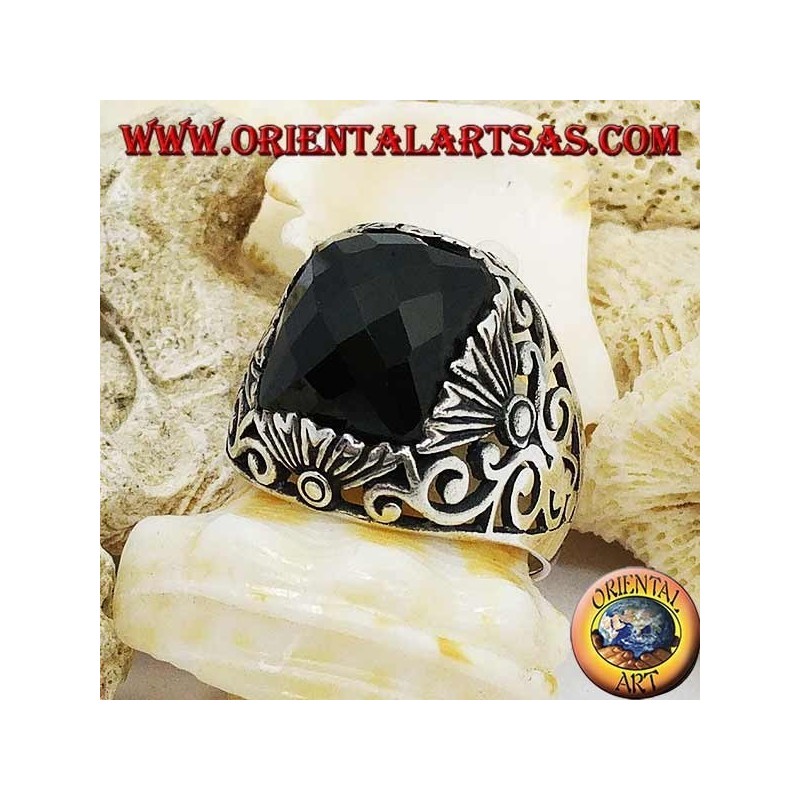 Silberring mit facettiertem rechteckigem Onyx und durchbrochenen Verzierungen