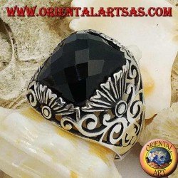 Bague en argent avec onyx rectangulaire à facettes et décorations ajourées