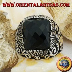 Anillo de plata con ónix rectangular facetado y decoraciones caladas