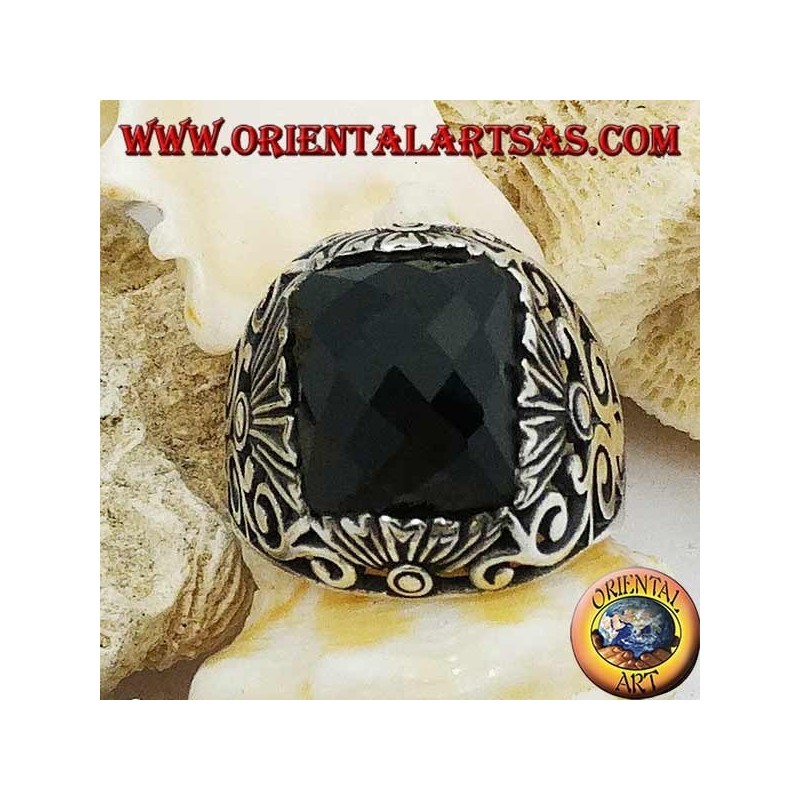 Anello in argento con onice rettangolare sfaccettata  e decorazioni traforate