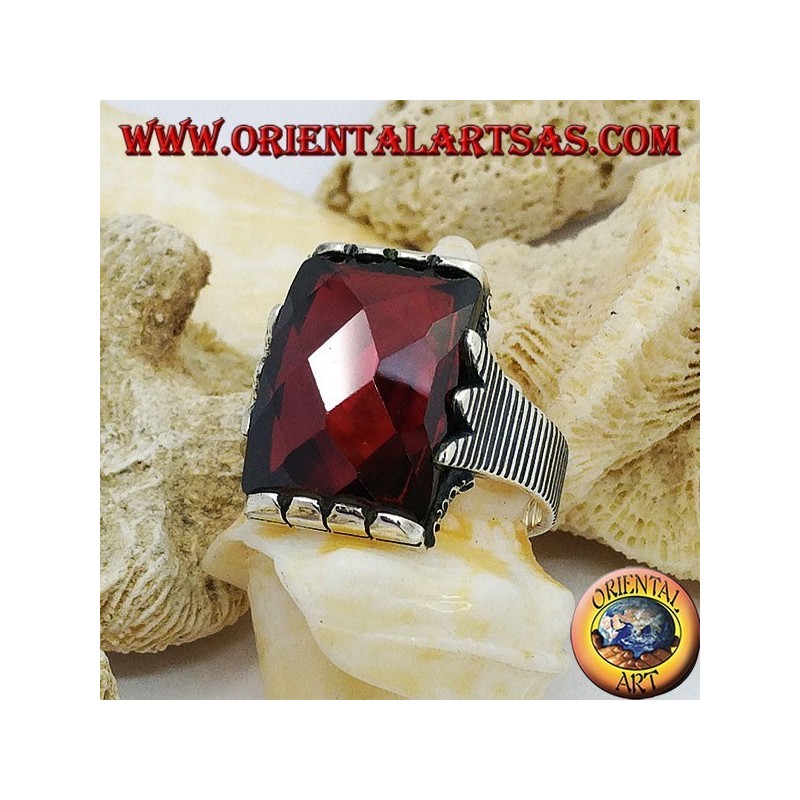 Anillo de plata con granate rectangular facetado y marco de clip