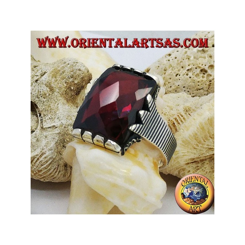 Anello in argento con granato rettangolare sfaccettata e montatura a graffetta