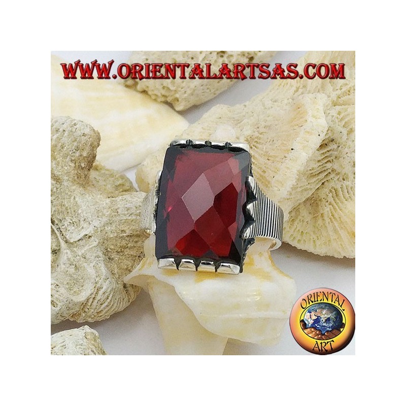 Anillo de plata con granate rectangular facetado y marco de clip