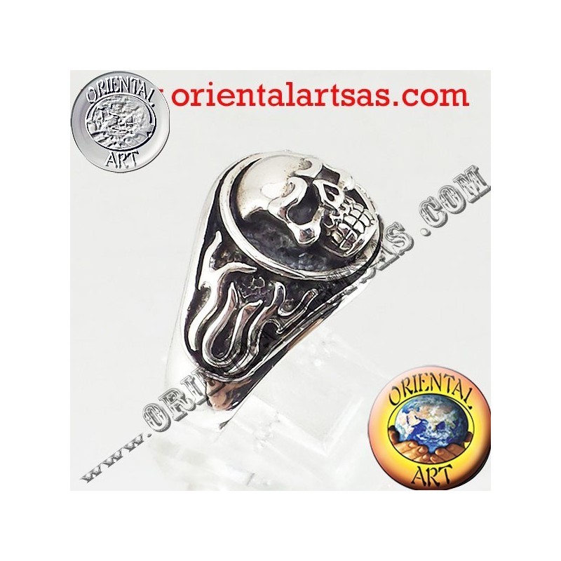 Skull ring in silver flames