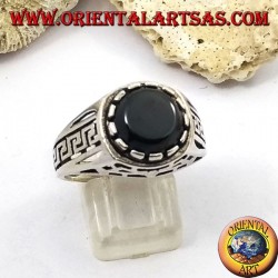 Silberring mit flachem rundem Onyx und perforierten Rippen an den Seiten