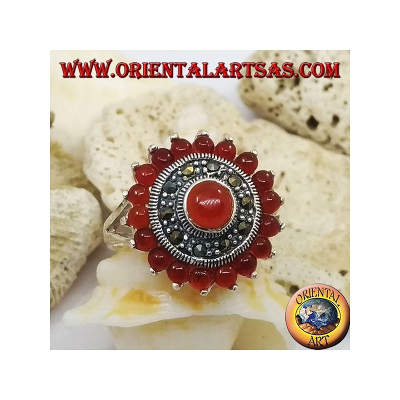 Anello in argento a margherita con corniola tonda contornata da marcassite e corniola