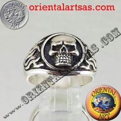 Skull ring in silver flames