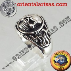 Skull ring in silver flames