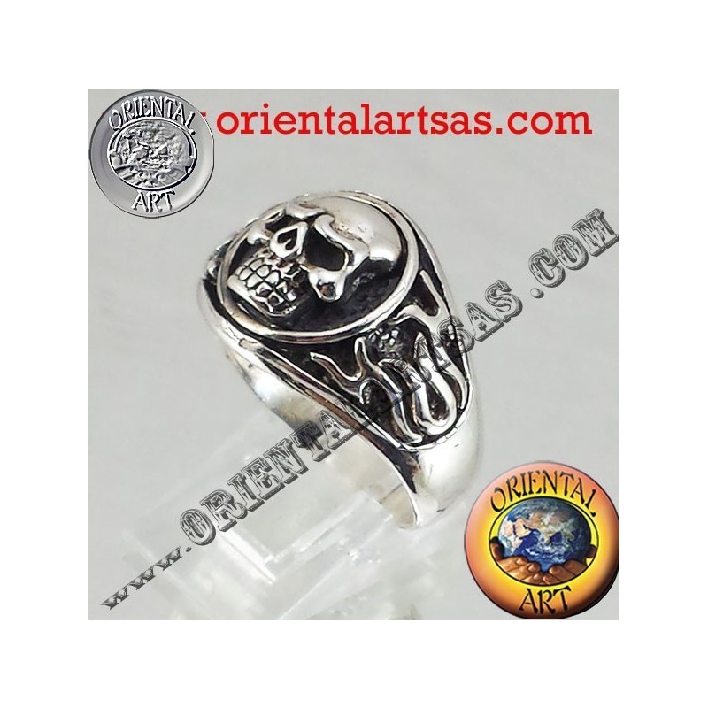 Anillo de calavera en llamas de plata