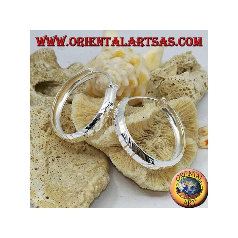 Breitkreis Silberohrringe mit 30 mm Diamantschliff.