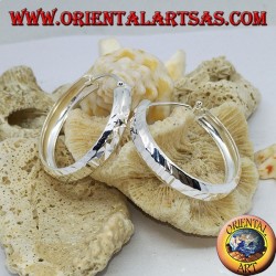 Breitkreis Silberohrringe mit 30 mm Diamantschliff.