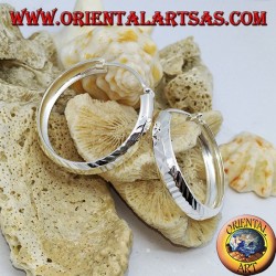 Breitkreis Silberohrringe mit 30 mm Diamantschliff.