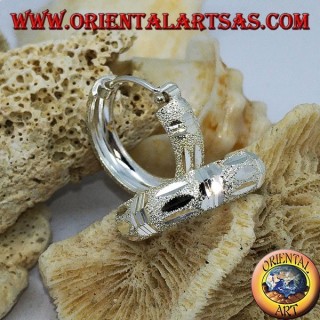 Boucles d'oreilles cercle en diamant et argent satiné de 20 mm de large.