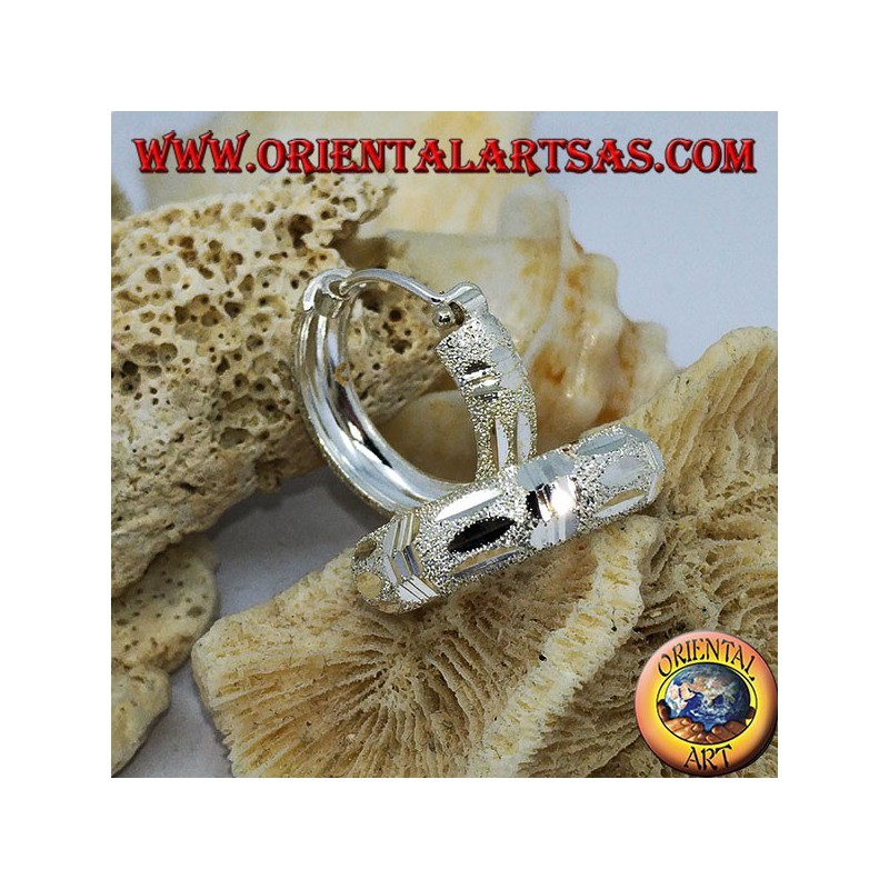 Orecchini in argento a cerchio largo diamantato e satinato da 20 mm.