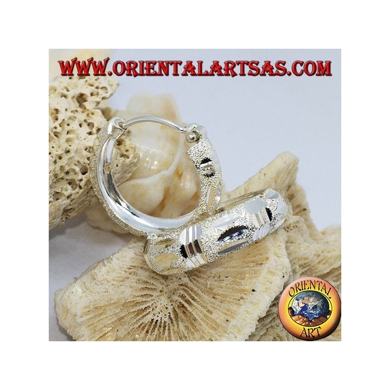20 mm breite Ohrringe aus Diamant und satiniertem Silber.