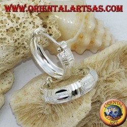 20 mm breite Ohrringe aus Diamant und satiniertem Silber.