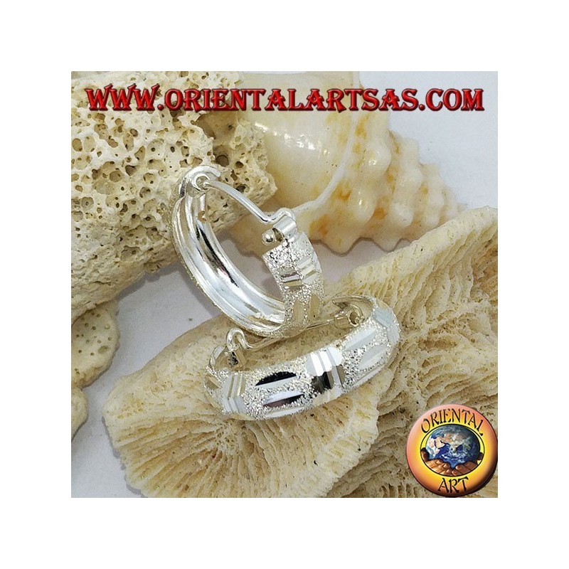 Orecchini in argento a cerchio largo diamantato e satinato da 20 mm.