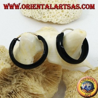 Boucles d'oreilles en argent avec cercle rond émaillé noir 18 x 4 mm.