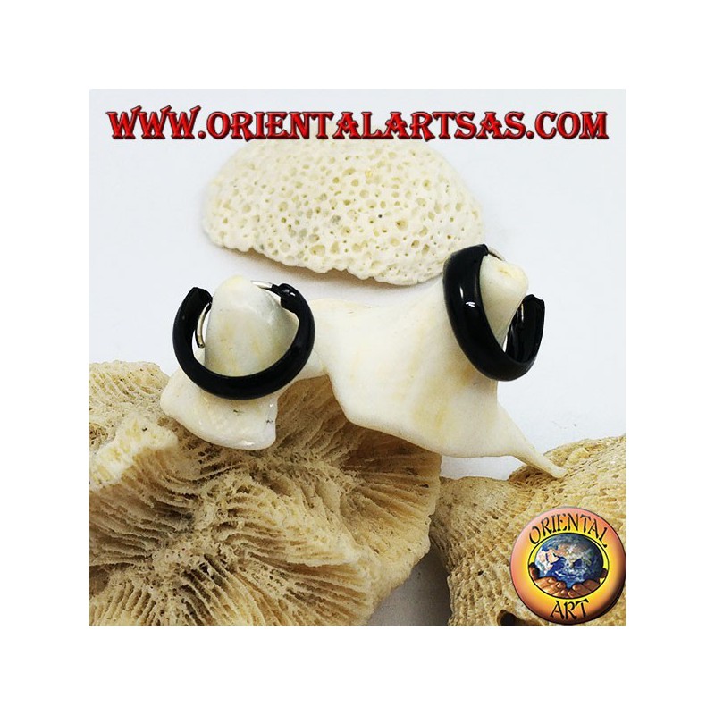 Orecchini in argento a cerchio bombato smaltato nero 14 x 4 mm.