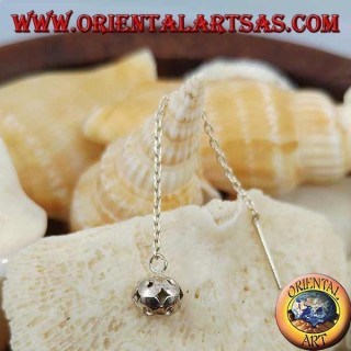 Pendientes de cadena de plata con bola de takraw de 6 cm.