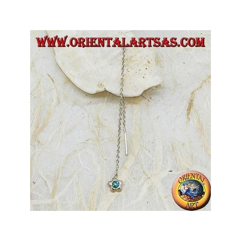 Pendientes de plata con una cadena de estrella redondeada con diamantes de imitación azul claro de 9 cm.
