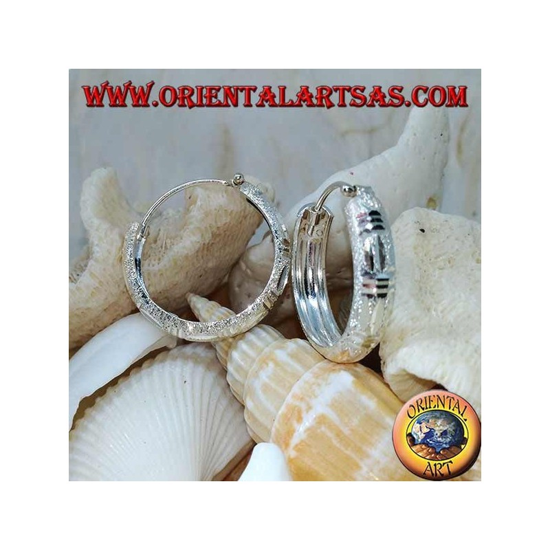 Pendientes circulares de 24 mm de ancho con diamantes y plata satinada.