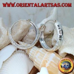 Pendientes circulares de 24 mm de ancho con diamantes y plata satinada.