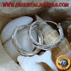 Boucles d'oreilles cercle en diamant et argent satiné de 24 mm de large.