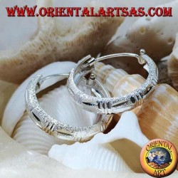 Boucles d'oreilles cercle en diamant et argent satiné de 24 mm de large.