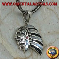 Colgante de plata, perfil de un indio nativo con tocado de nácar