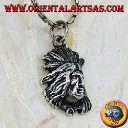 Colgante de plata cara de un indio nativo en relieve