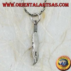 Colgante de plumas de plata con curva en la punta (símbolo de purificación)