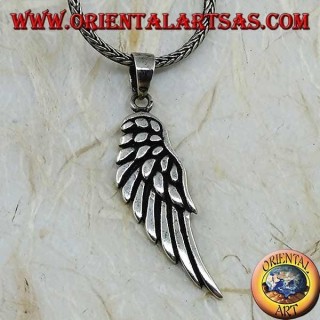 Colgante de plata con forma de ala de ángel con plumas en relieve.